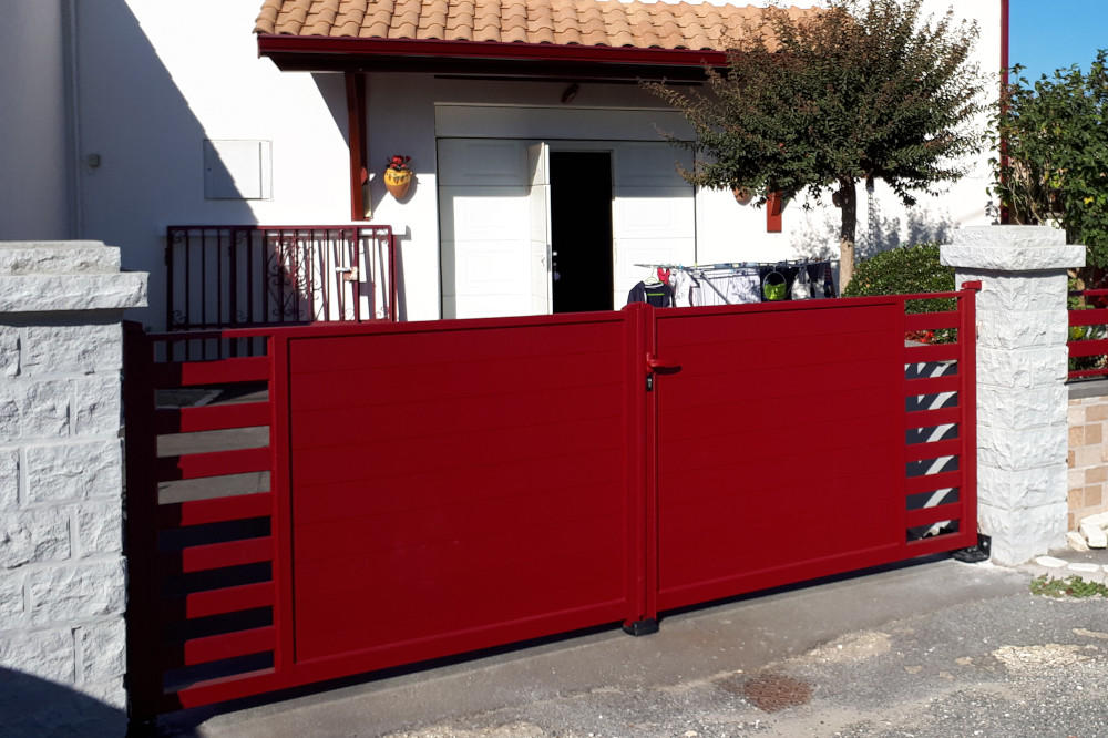 portail-contemporain-barreaude-rouge