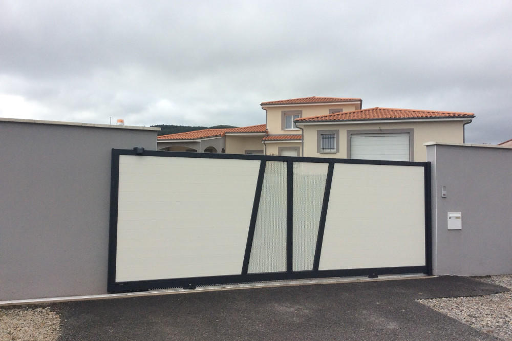 portail aluminium bicolore noir et blanc