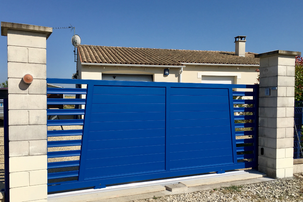 portail coulissant design bleu